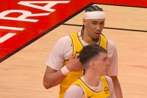 2+1+1？伊森打拉拉维亚2+1 罚球时海斯卡位对申京犯规又送1罚