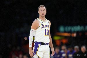 稳健控场！肯纳德半场9中3拿到10分3板4助 罚球4中3