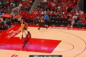 火箭双人快攻申京欲霸王硬上弓 被斯玛特钉板了 但伊森补篮命中