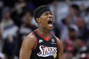 提速真快！埃奇库姆反击接球单臂劈扣打停凯尔特人