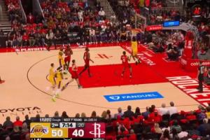 NBA季后赛历史首次父子连线！詹姆斯送空接 布朗尼反篮打进！