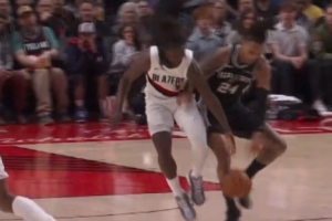 攻防一体！朱·霍勒迪三分再中 防守端完成抢断并策动反击