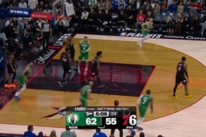 潇洒！塔图姆弧顶单打转身强突 倚着防守左手高打板上篮！