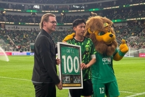 恭喜！国安vs津门虎赛前，马永明为曹永竞颁发国安百场纪念球衣