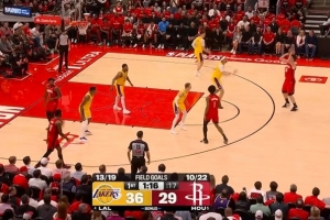 开张！申京弧顶出手 命中个人系列赛首记三分