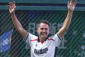 欧文亮相直播吧球友会身披直播吧球衣与中国少年、从业者切磋