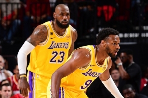 詹姆斯：我在季后赛整场都极为专注 但和布朗尼同场时经常分神