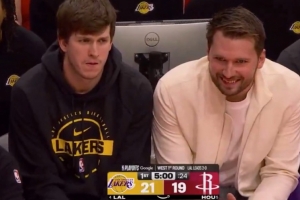 湖人首节气势如虹！东契奇在替补席笑嘻了 里夫斯也在旁边鼓掌