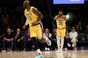 为此而生！41岁老詹&32岁斯玛特燃烧自我 火箭球员和教练太过抽象