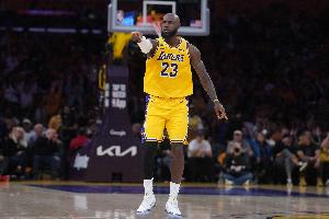 12秒6分&抢断三分绝平！“詹姆斯三分”词条一度位列热搜第2