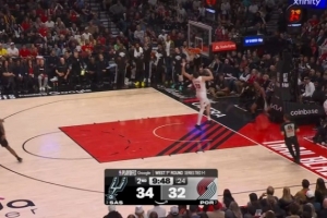 一气呵成！瓦塞尔抢断反击小拉杆闪躲上篮得分