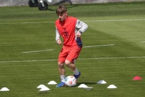 德媒：18岁卡尔训练恢复情况良好，有望在客战巴黎时复出