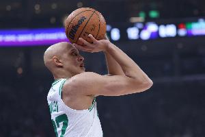 马祖拉：沃尔什在挡拆防守中作用巨大 持续给马克西制造进攻阻碍