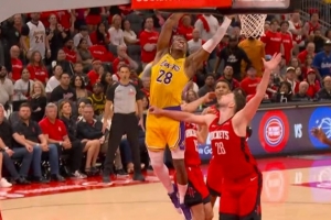 战术很明确！湖人耐心传导 最终八村塁强吃谢泼德得手