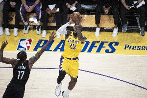 还差一胜！詹姆斯上次横扫对手还是在2018年次轮4-0淘汰猛龙