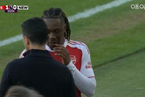 枪手又伤一人！埃泽下半场开始不久出现伤情倒地，被马丁内利换下