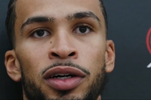 球队太年轻爱抱怨？卡马拉：想想追梦 他不再年轻依然很情绪化