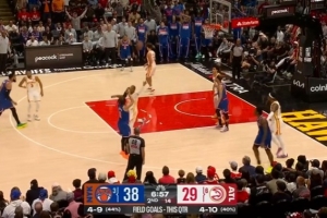 超流畅传导！尼克斯连续传球过4人手最终由布伦森三分打停老鹰