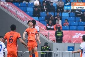 宋文杰与彭啸争抢头球时头碰头，随即被换下