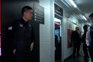 丁俊晖赵心童赛前候场区交流杆盒问题，中国裁判李安为双方加油