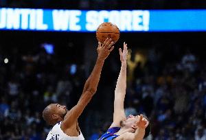 名记：戈贝尔是历史级的防守大师 面对约基奇能打成这样令人惊叹