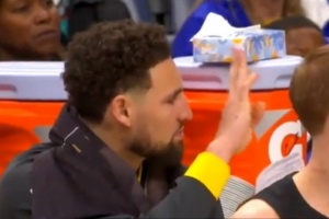 美媒晒克莱四指表情包：马冬梅问克莱需要几个女人 后者如是回复