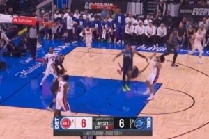 凌波微步！坎宁安持球转身晃倒贝恩 随后跳投潇洒命中