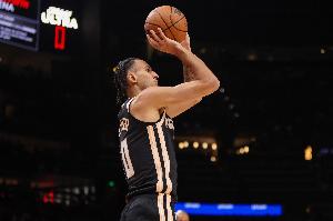 苦中作乐！里萨谢垃圾时间命中三分 个人季后赛生涯首分