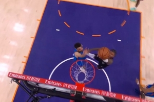 针尖对麦芒！亚历山大顶翻防守空篮上进 杰伦·格林2+1强势回应