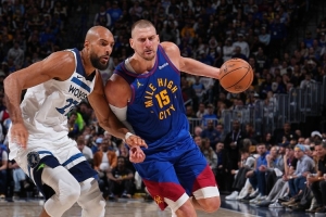 限制约基奇！芬奇：戈贝尔贡献了一些我见过的最好的1对1防守表现