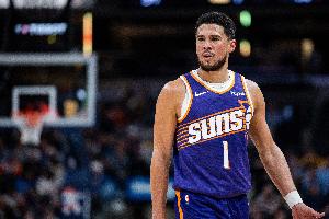 布克谈多特绊倒自己：他举手示意那是个犯规 但裁判没有吹