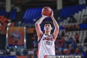 媒体人：徐昕的场均数据提升巨大 球队也在他的帮助下闯进季后赛