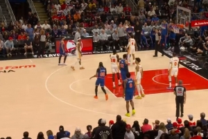 这是脑后长眼呀！大桥被犯规后 坐在地上不看筐随手背投扔进！