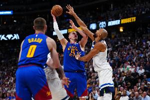 解说：这个系列赛面对戈贝尔 约基奇可以说关键时刻毫无还手之力