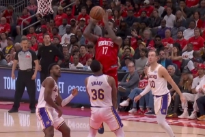 看家本领！斯玛特造成伊森进攻犯规 后者个人累计4犯