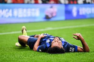 官方：武汉三镇外援贝维斯右股二头肌损伤，预计恢复时间为2-3周