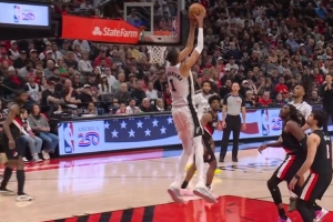 潇洒！卡斯尔仙人指路送妙传 文班一飞冲天空接背扣