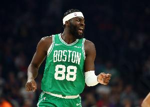 被打下去了！奎塔开场两分半被恩比德造成两次犯规