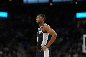 季后赛判罚尺度？福克斯：裁判会把哨吞肚子里 被拉被拽都不会吹