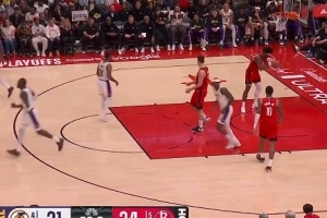 似有不满！申京没保护好篮板让湖人轻松二次进攻取分 阿门砸球