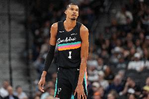 防守威慑力！文班亚马三节末连送阿夫迪亚&格兰特大帽