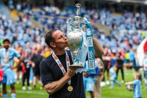 47岁兰帕德执教首冠！考文垂最后一个主场比赛日捧起英冠奖杯