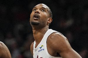 骑士媒体人：莫布里打了5年毫无进步 他现在甚至不如莫兹戈夫