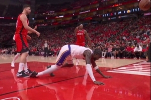 你又开始了！火箭反击2打1&申京不攻再传失误 申京还推艾顿犯规