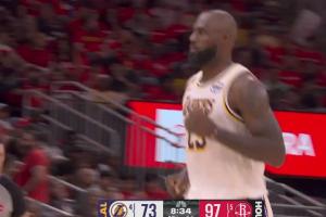 得分终于上双！詹姆斯接球突破抛投打板命中拿下本场个人第十分