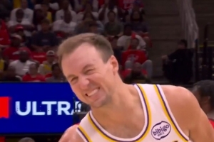 腿不舒服？肯纳德中投命中 但随后表情有些痛苦