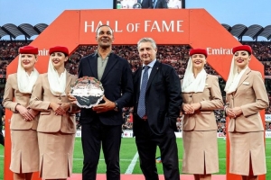 致敬传奇，米兰现场为古利特颁发俱乐部名人堂奖项