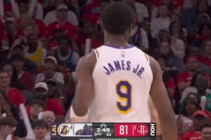 今天你可以放开抡了！布朗尼第三节继续上场 底角三分稳稳命中！