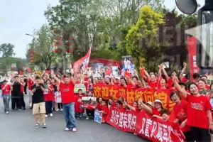 载誉归乡！四川女篮带着奖杯回到主场自贡市富顺县 受到热烈欢迎