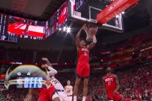 刚哥不满！奥科吉抢断反击回传小史密斯轻松扣篮得分